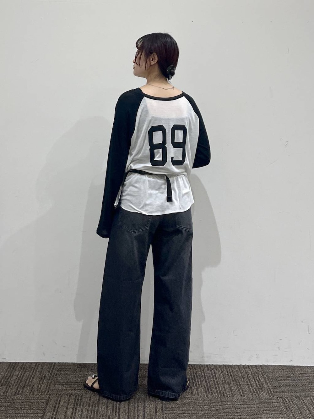 ホワイト系のTシャツ/カットソー、ブラック系のタンクトップ、ブラック系のデニムパンツを着用したレディースの夏コーディネートの4枚目の写真