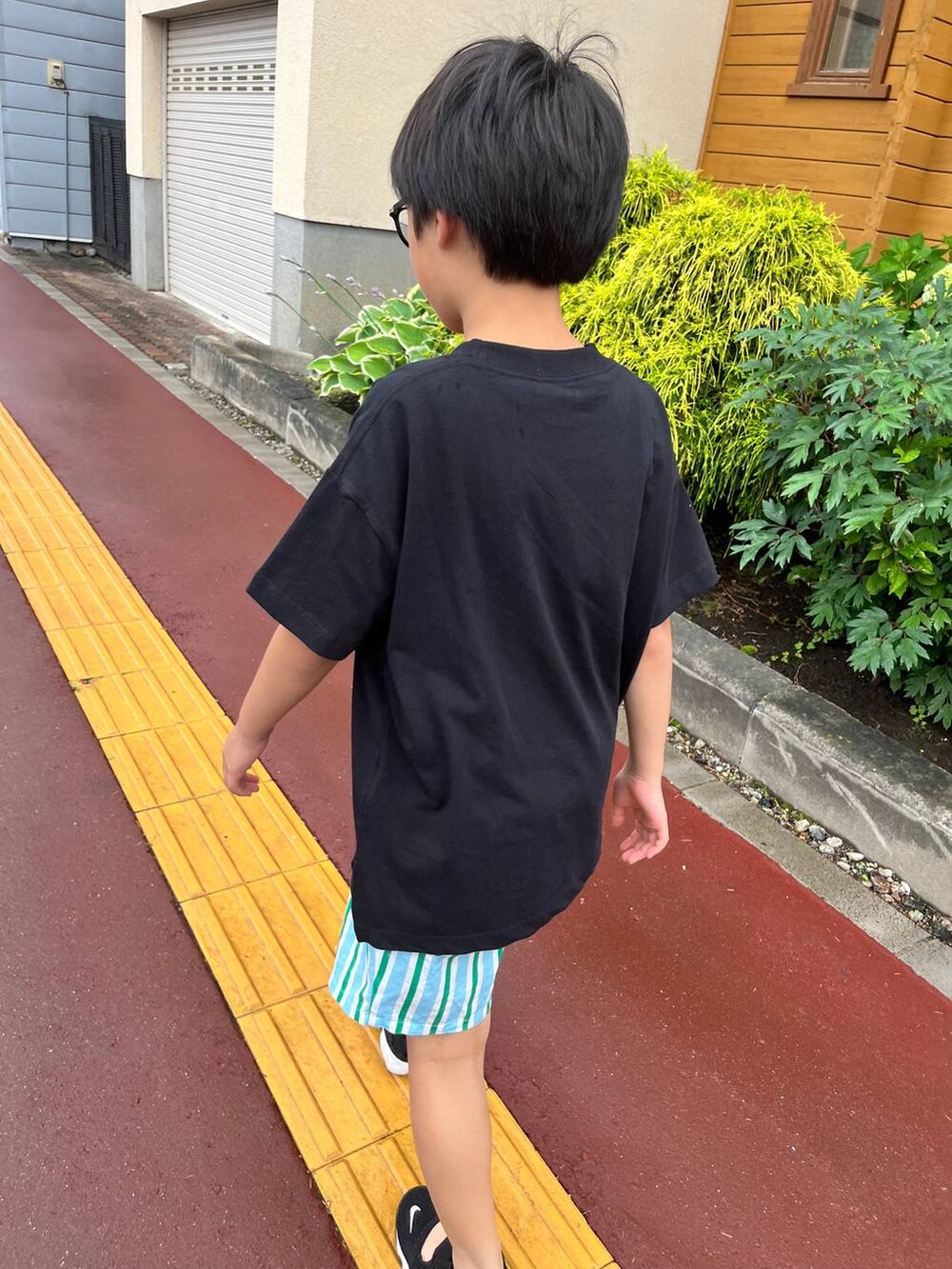 ブラック系のTシャツ/カットソー、ブラック系のボディバッグ/ウエストポーチ、その他のその他パンツを着用したレディースの夏コーディネートの6枚目の写真