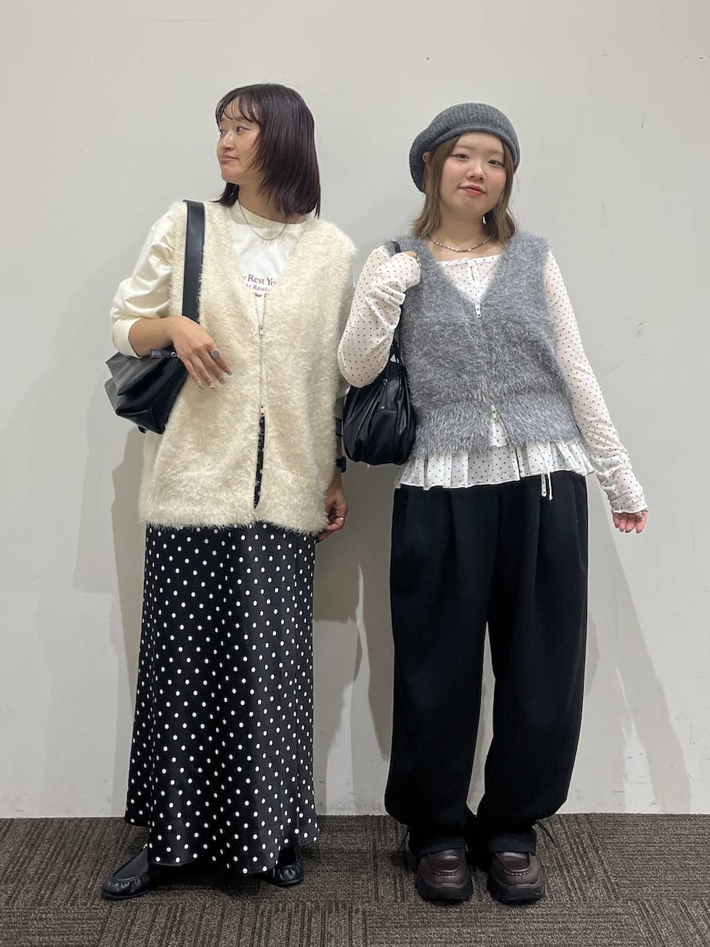 ブラック系のスウェットパンツ、ブラック系のショルダーバッグ、ブラック系のボストンバッグを着用したレディースの秋コーディネートの3枚目の写真
