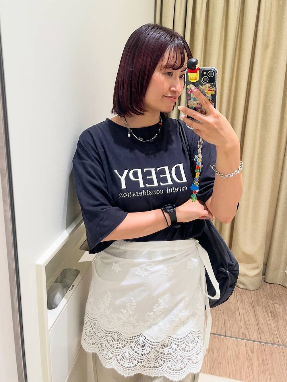 ブラック系のTシャツ/カットソー、ベージュ系のデニムパンツ、ブラック系のサンダルを着用したレディースの夏コーディネートの3枚目の写真