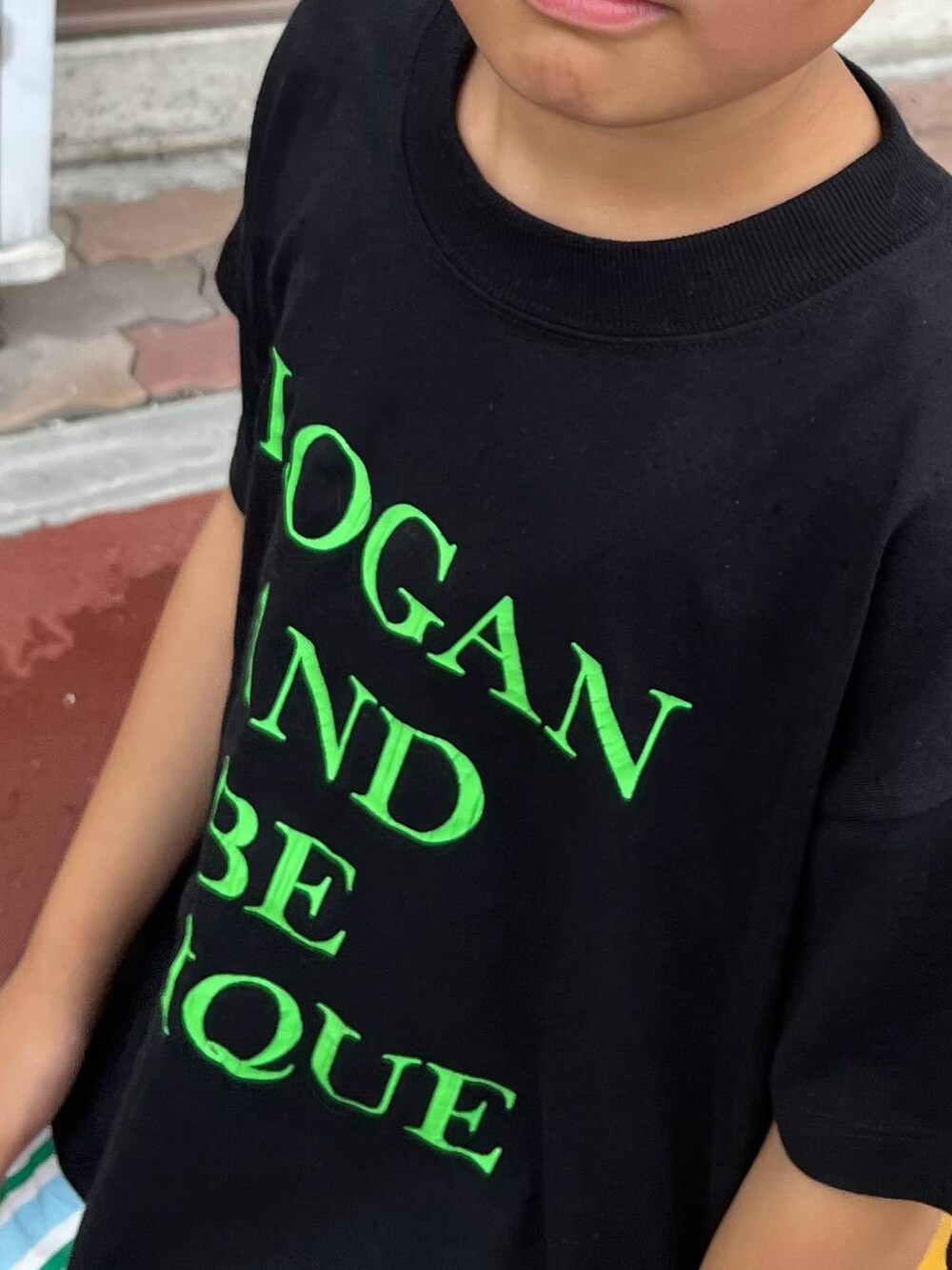 ブラック系のTシャツ/カットソー、ブラック系のボディバッグ/ウエストポーチ、その他のその他パンツを着用したレディースの夏コーディネートの5枚目の写真