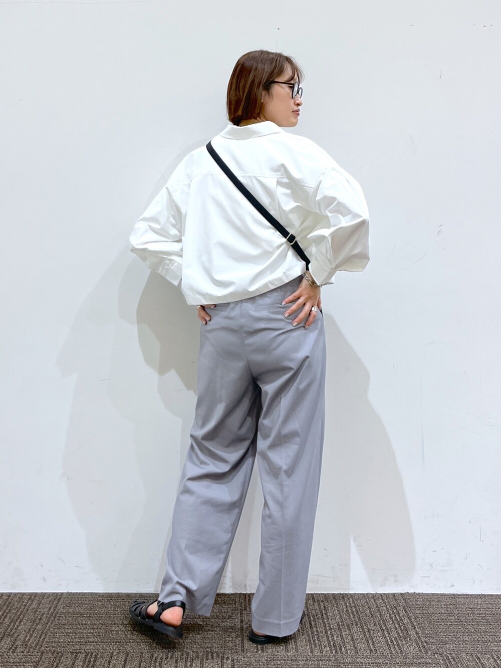 ホワイト系のTシャツ/カットソー、ホワイト系のシャツ/ブラウス、グレー系のパンツを着用したレディースの春コーディネートの4枚目の写真