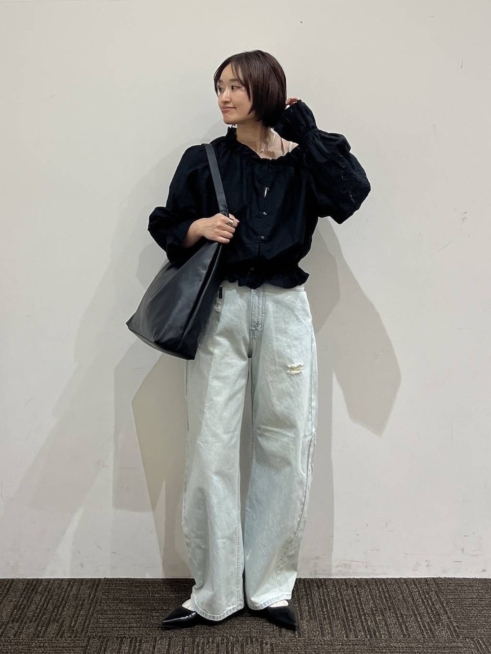 ホワイト系のTシャツ/カットソー、ブラック系のショルダーバッグ、ブラック系のパンプスを着用したレディースの春コーディネートの3枚目の写真