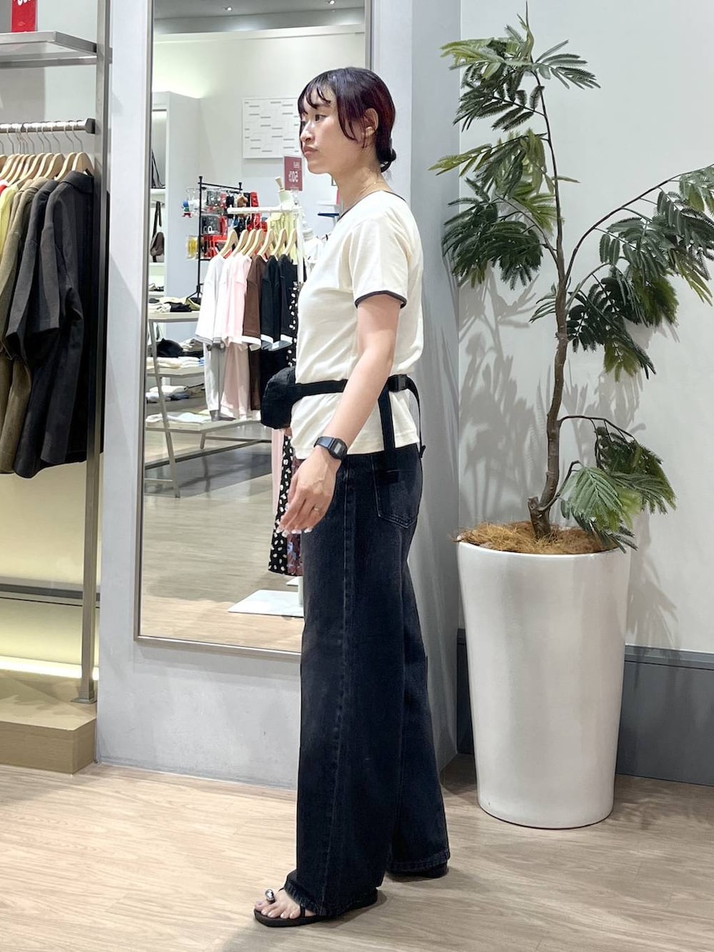 ホワイト系のTシャツ/カットソー、ブラック系のデニムパンツ、ブラック系のボディバッグ/ウエストポーチを着用したレディースの夏コーディネートの2枚目の写真
