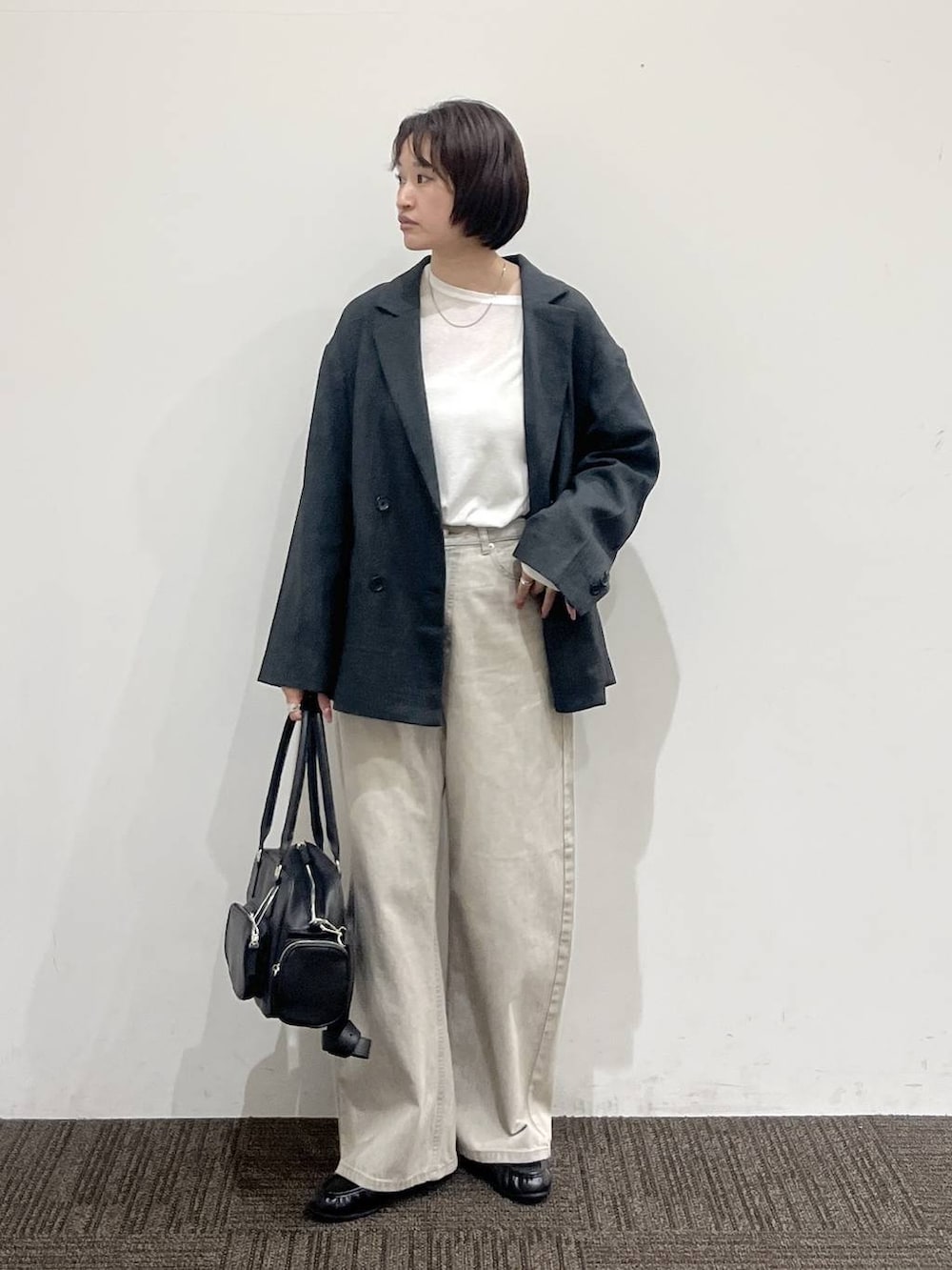 ホワイト系のTシャツ/カットソー、グレー系のテーラードジャケット、ベージュ系のデニムパンツを着用したレディースの春コーディネートの3枚目の写真