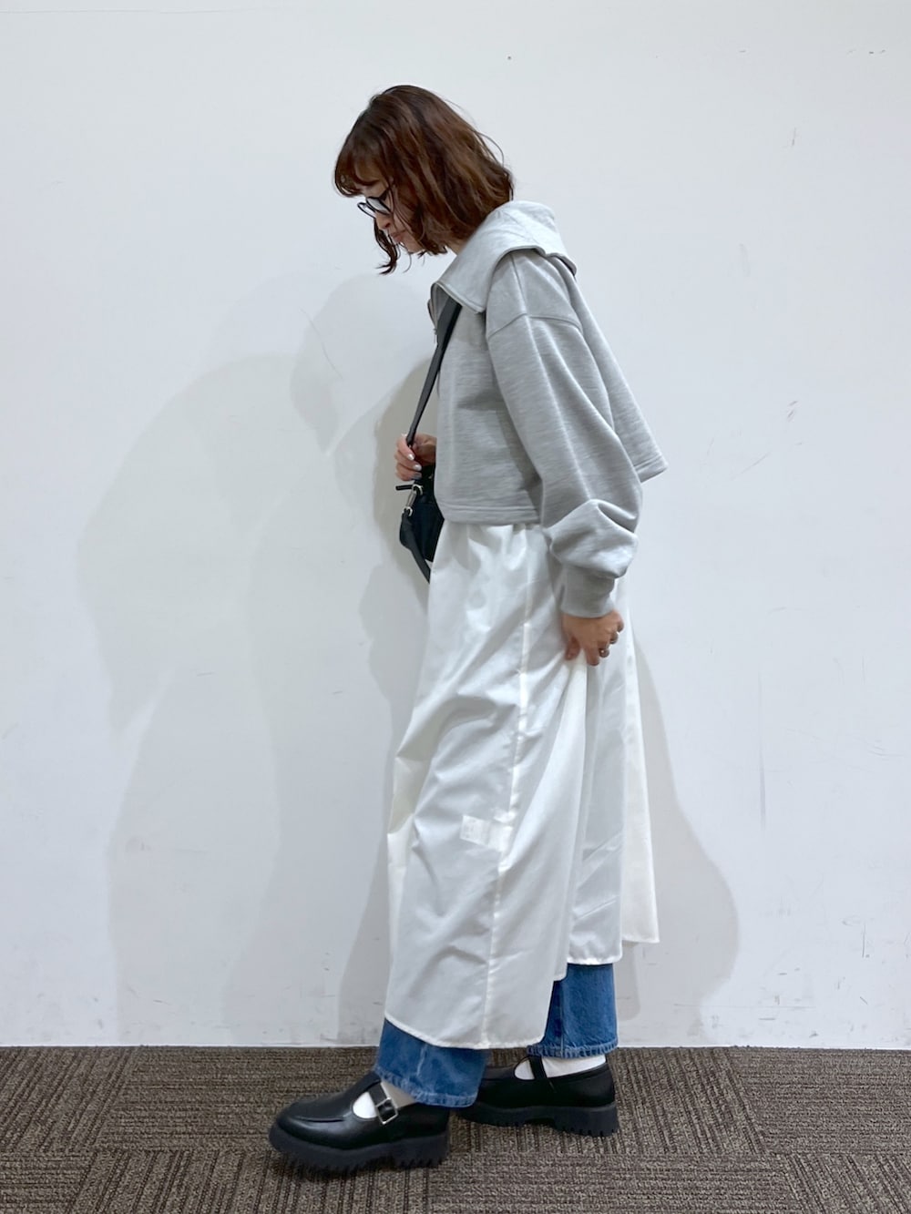 ブラック系のシューズ、ブラック系のショルダーバッグ、グレー系のワンピース/ドレスを着用したレディースの春コーディネートの2枚目の写真