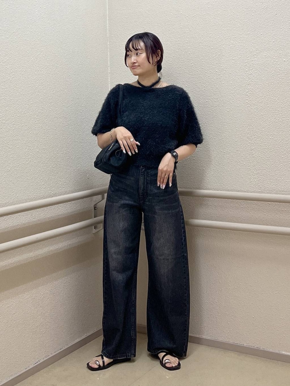 グレー系のカーディガン/ボレロ、ブラック系のデニムパンツ、ブラック系のサンダルを着用したレディースの夏コーディネートの2枚目の写真