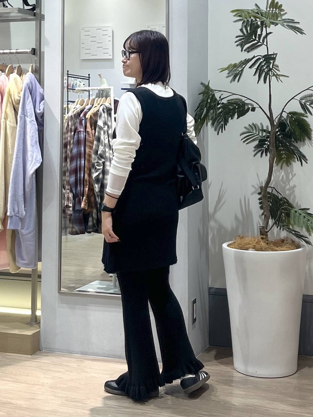 ブラック系のバックパック/リュック、ブラック系のその他パンツ、ブラック系のチュニックを着用したレディースの秋コーディネートの3枚目の写真