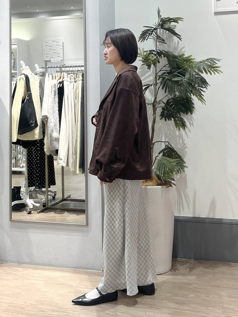 ブラック系のパンプス、ブラウン系のテーラードジャケット、ブラック系のボディバッグ/ウエストポーチを着用したレディースの冬コーディネートの3枚目の写真