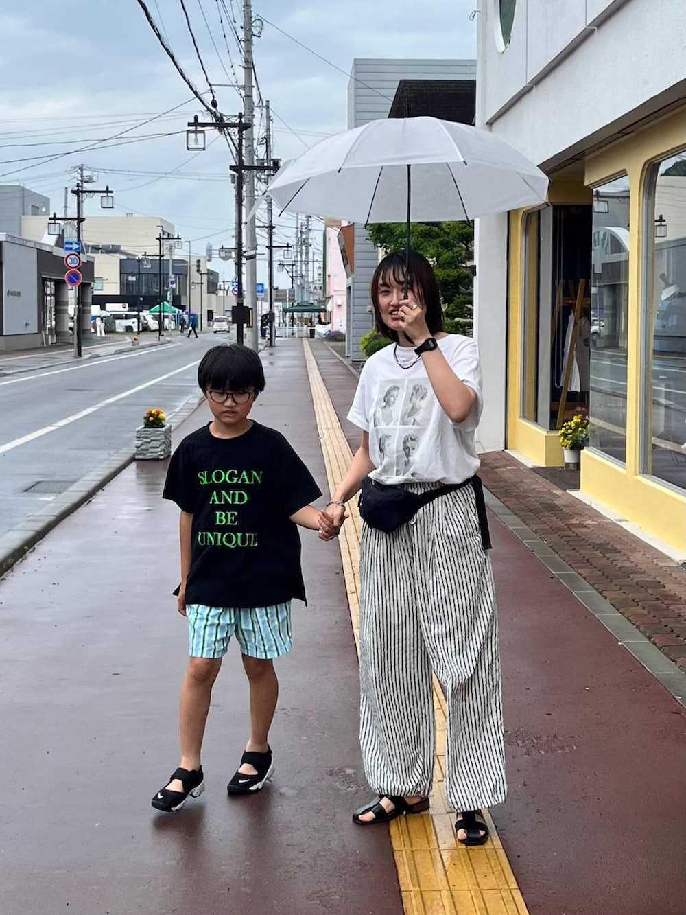 ブラック系のTシャツ/カットソー、ブラック系のボディバッグ/ウエストポーチ、その他のその他パンツを着用したレディースの夏コーディネートの2枚目の写真