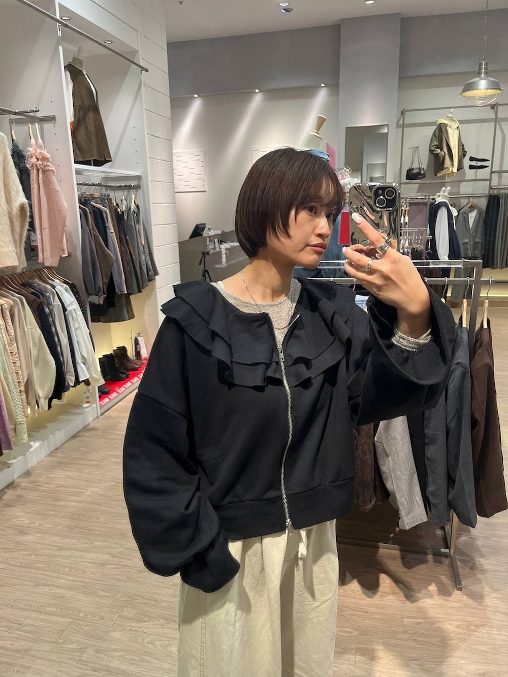 ブラック系のスウェット、ホワイト系のTシャツ/カットソーを着用したレディースの冬コーディネートの6枚目の写真