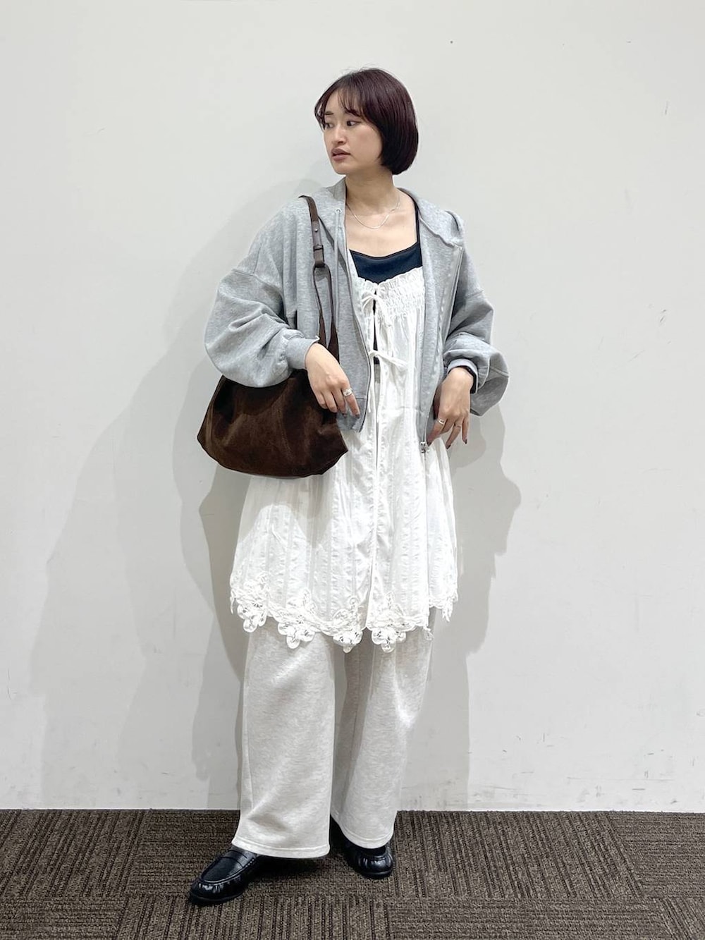 ブラック系のTシャツ/カットソー、グレー系のスウェットパンツ、グレー系のパーカーを着用したレディースの春コーディネートの3枚目の写真