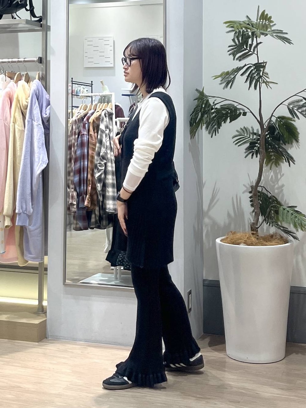 ブラック系のバックパック/リュック、ブラック系のその他パンツ、ブラック系のチュニックを着用したレディースの秋コーディネートの2枚目の写真