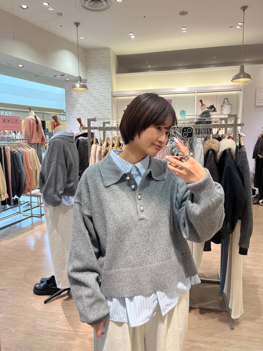 ブルー系のシャツ/ブラウス、グレー系のスウェットパンツ、グレー系のニット/セーターを着用したレディースの冬コーディネートの6枚目の写真