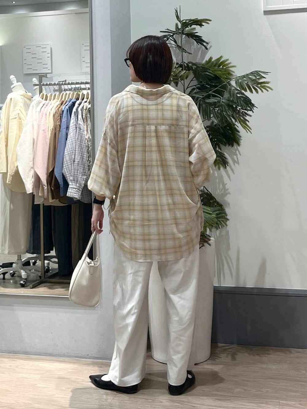 ホワイト系のその他パンツ、ホワイト系のショルダーバッグ、ブラック系のパンプスを着用したレディースの春コーディネートの4枚目の写真