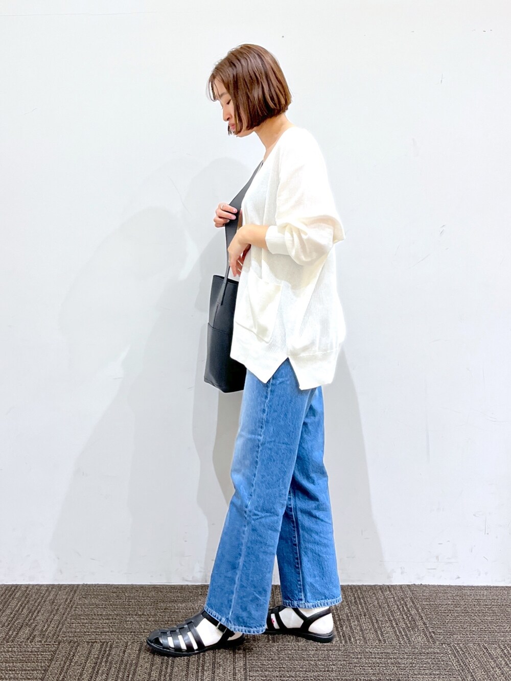 ホワイト系のトップス、その他のトップス、ブルー系のパンツを着用したレディースの春コーディネートの2枚目の写真