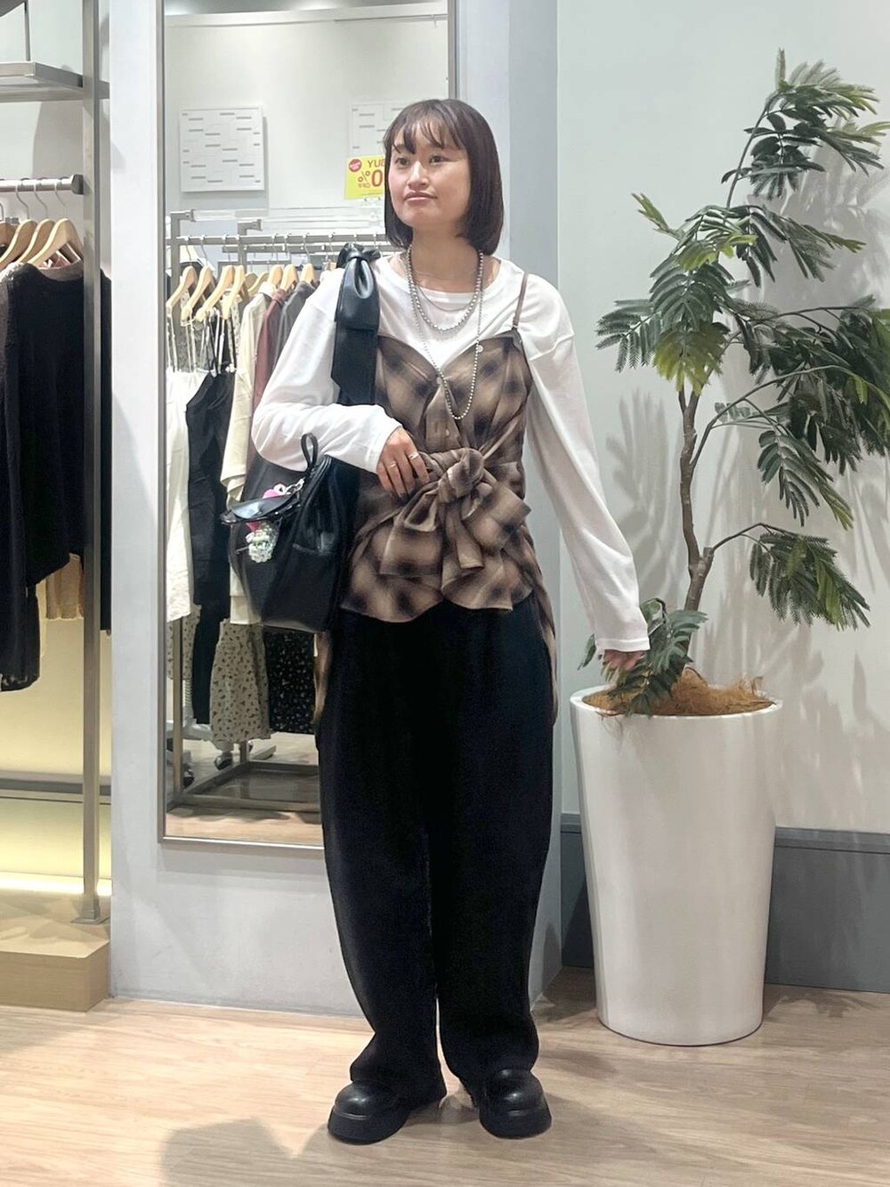 ブラック系のスウェットパンツ、ブラウン系のシャツ/ブラウス、ブラック系のサンダルを着用したレディースの夏コーディネートの2枚目の写真