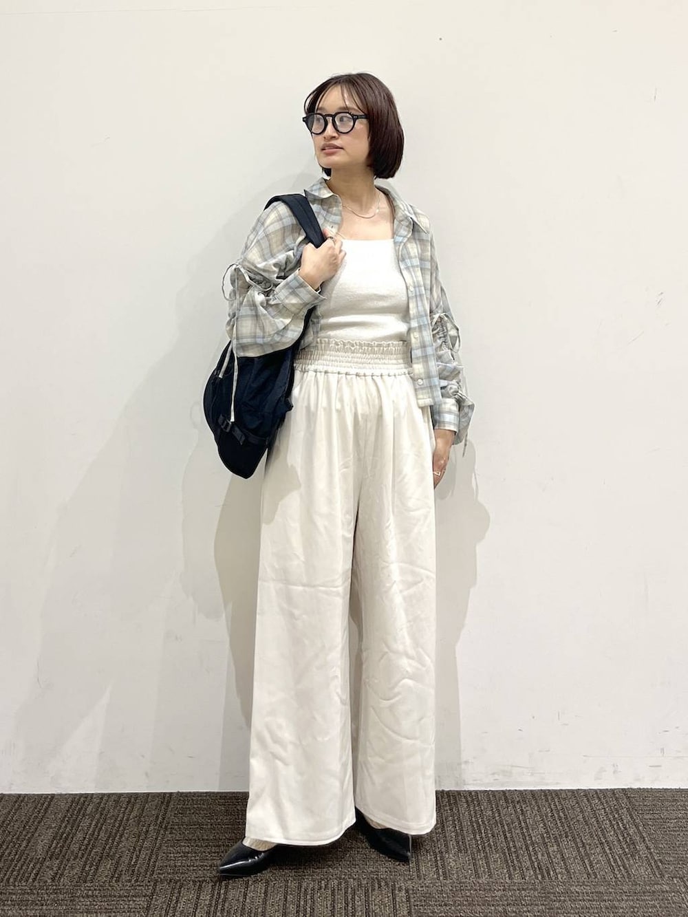 ホワイト系のTシャツ/カットソー、ホワイト系のその他パンツ、ブラック系のパンプスを着用したレディースの春コーディネートの2枚目の写真