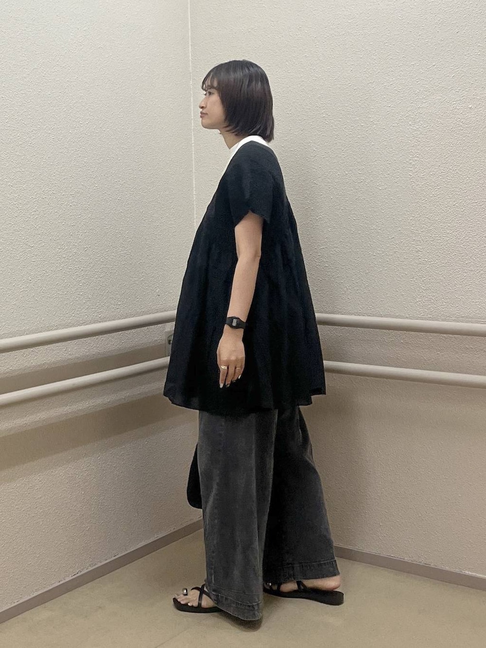 ブラック系のシャツ/ブラウス、ブラック系のデニムパンツ、ホワイト系のTシャツ/カットソーを着用したレディースの夏コーディネートの3枚目の写真