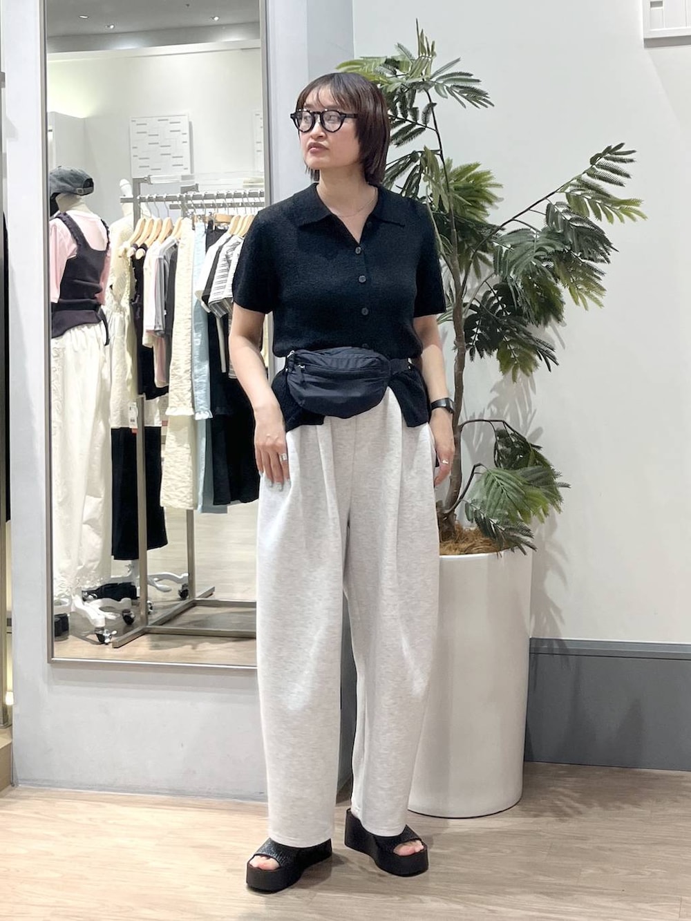 グレー系のスウェットパンツ、ブラック系のボディバッグ/ウエストポーチ、ブラック系のサンダルを着用したレディースの春コーディネートの2枚目の写真
