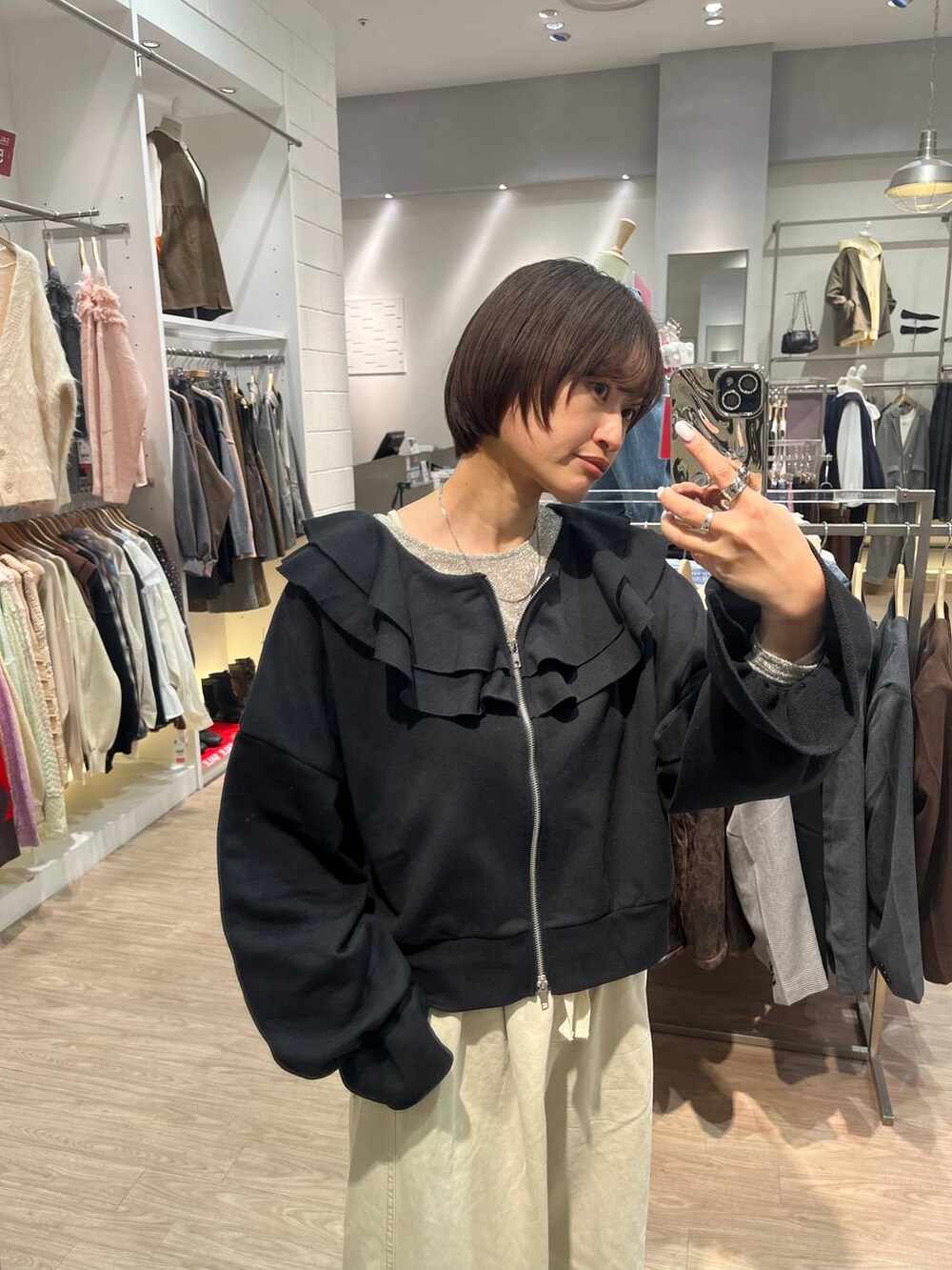 ブラック系のスウェット、ホワイト系のTシャツ/カットソーを着用したレディースの冬コーディネートの5枚目の写真