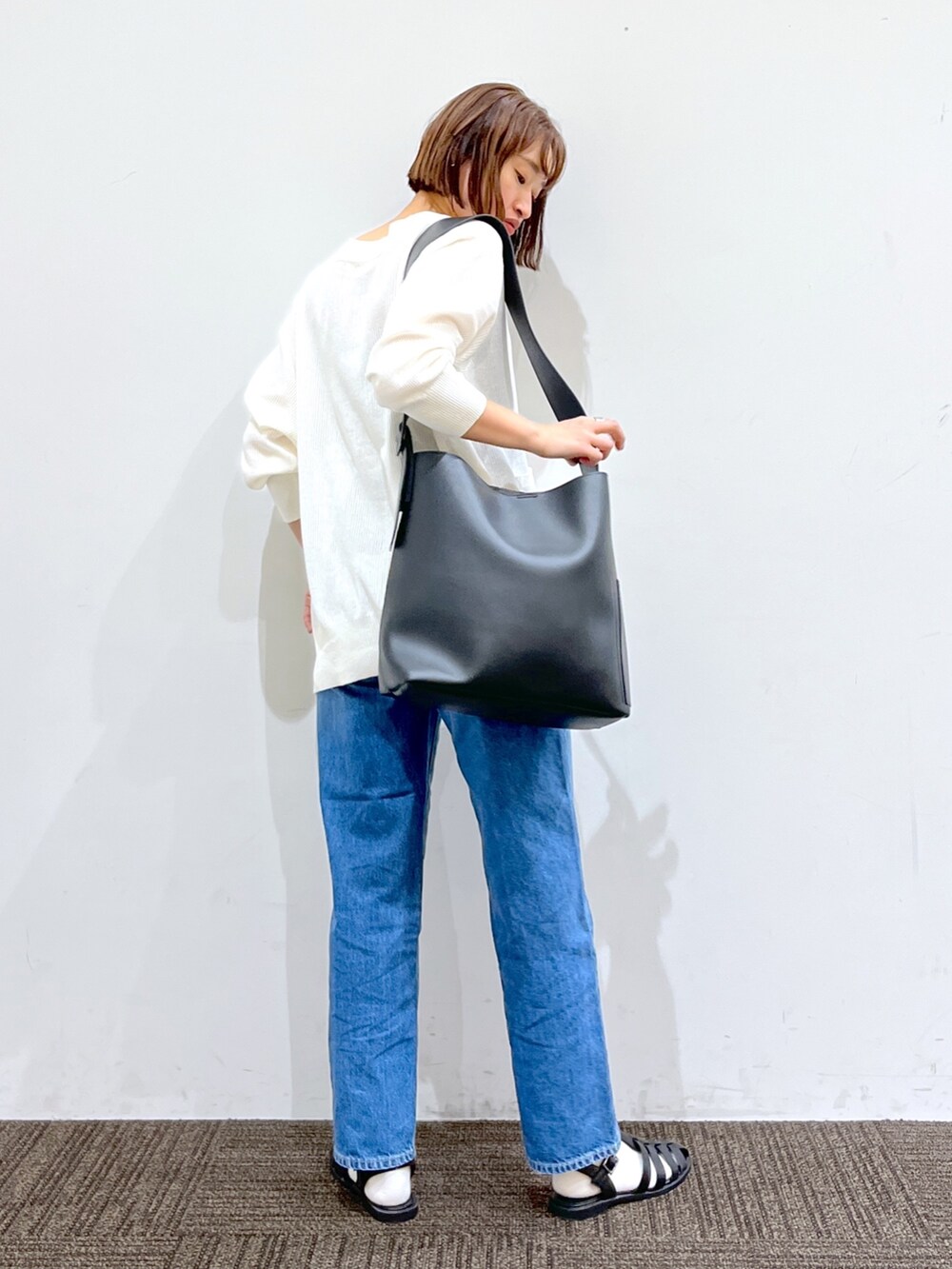 ホワイト系のトップス、その他のトップス、ブルー系のパンツを着用したレディースの春コーディネートの3枚目の写真