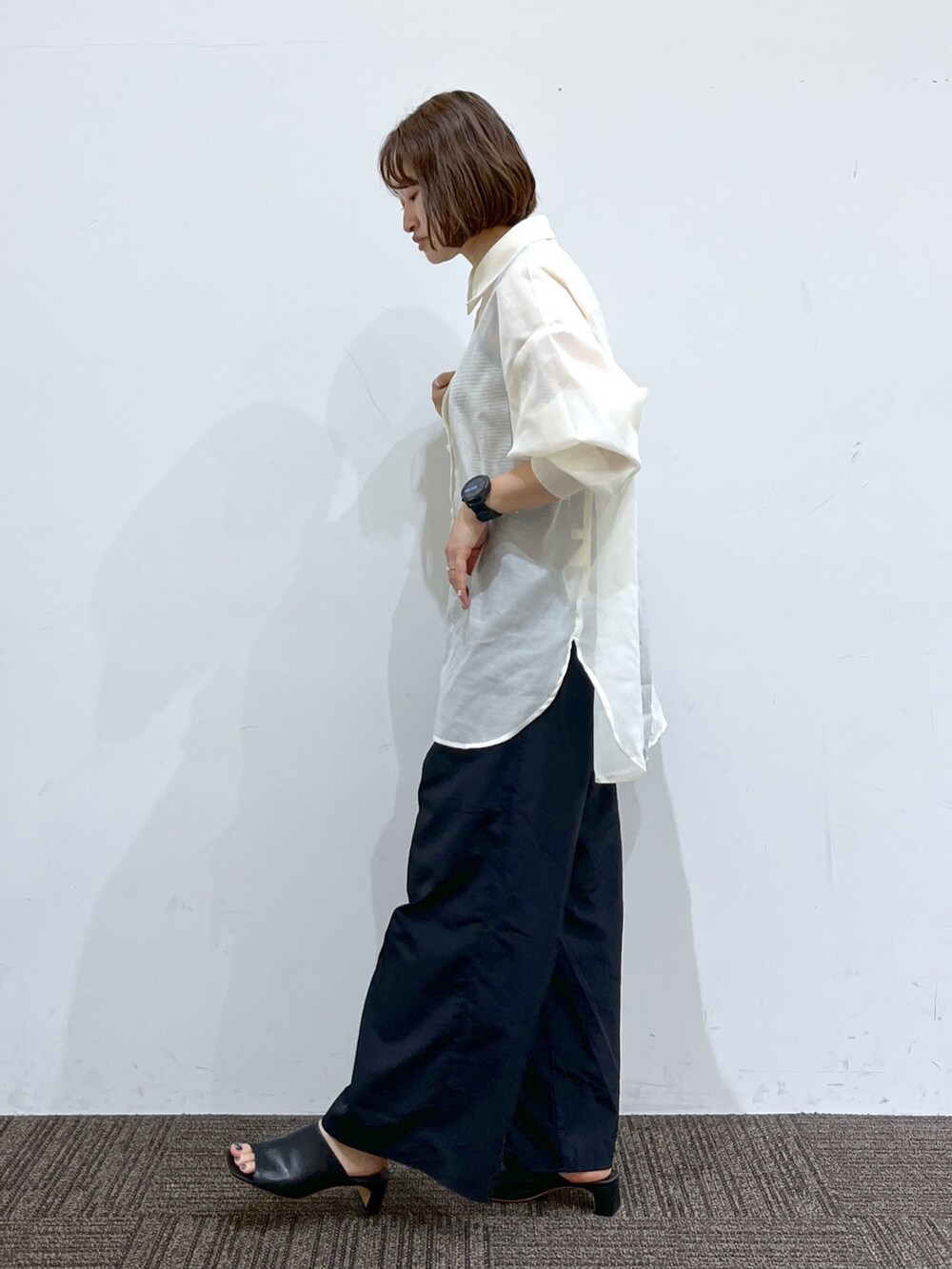 ブラック系のパンツ、ブラック系のトップス、ホワイト系のトップスを着用したレディースの春コーディネートの3枚目の写真