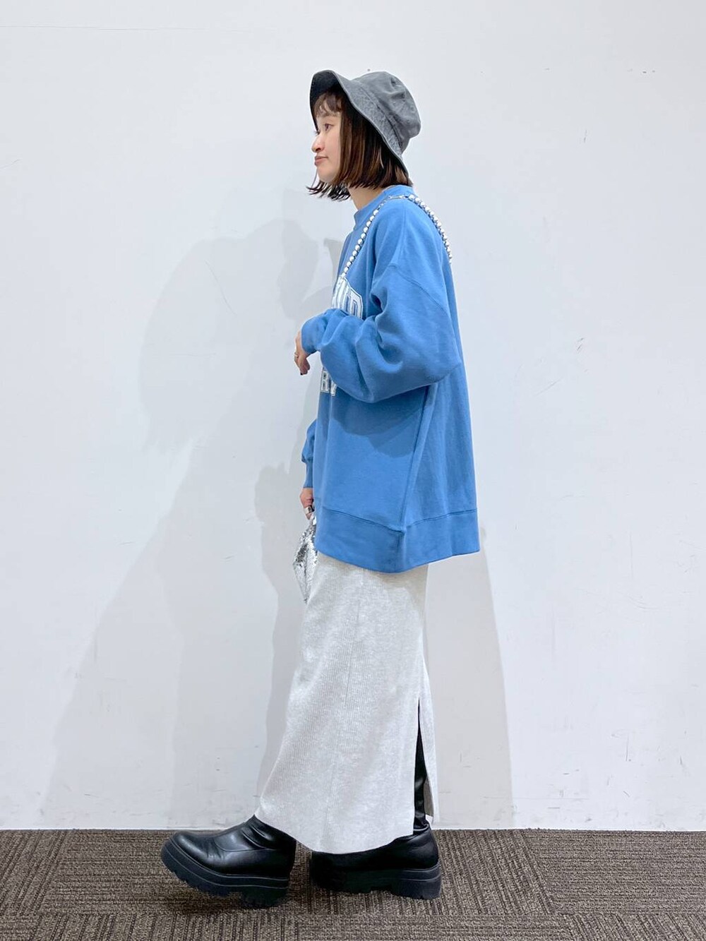 「LOWRYS FARM、カジュアル、スウェット、スカート、冬コーデ、春コーデ、ベーシック/シンプル、着痩せ・細見え、ママコーデ、ローリーズスタイル_LOWRYS FARM、大人女子カジュアル_LOWRYS FARM」|「LOWRYS FARMのカットリブタイトスカート 103920(スカート、グレー系)」を使った、SAKOさん(レディース・160cm)の冬コーディネートの3枚目の写真