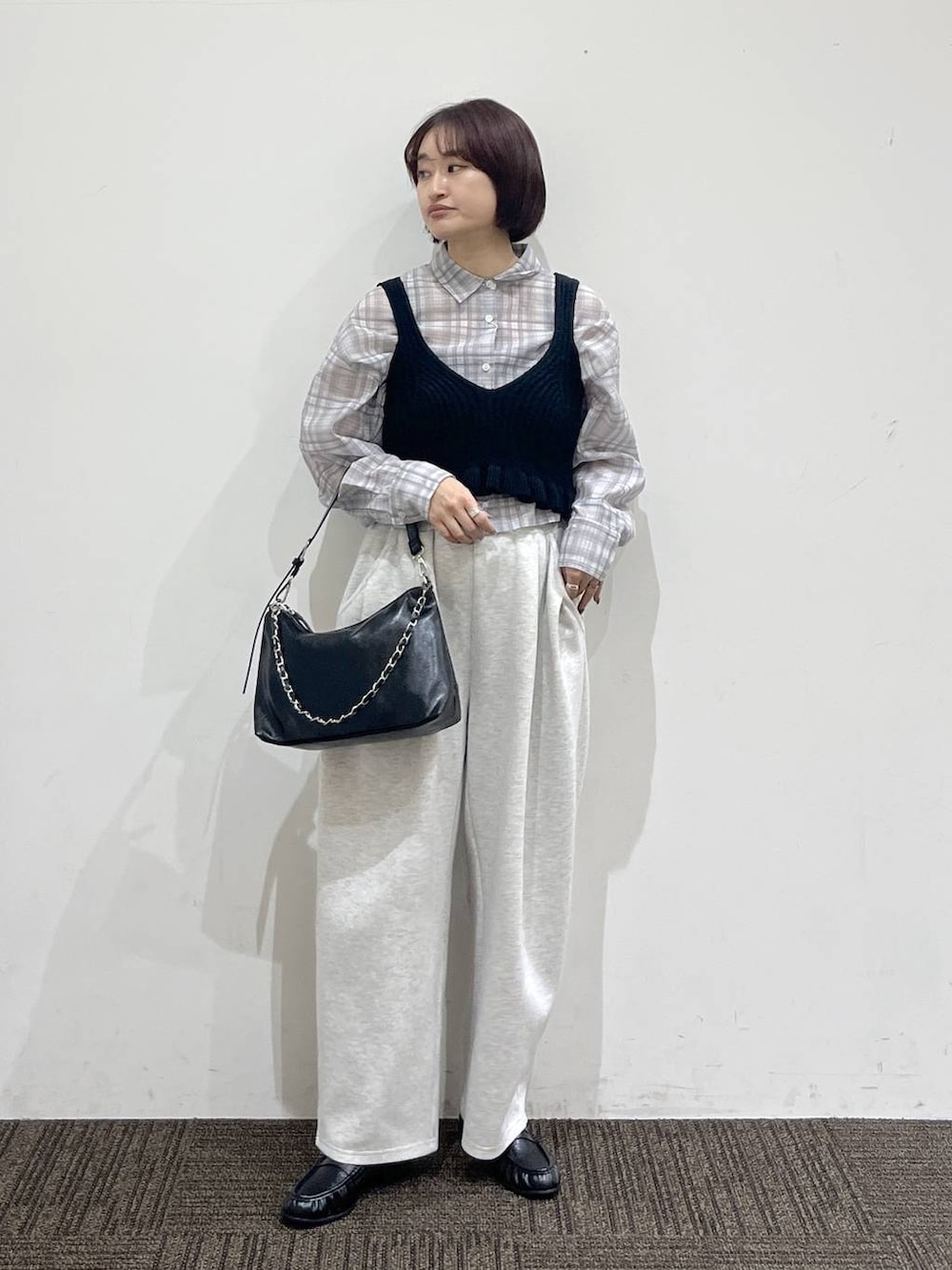 グレー系のスウェットパンツ、その他のシャツ/ブラウス、ブラック系のショルダーバッグを着用したレディースの春コーディネートの2枚目の写真