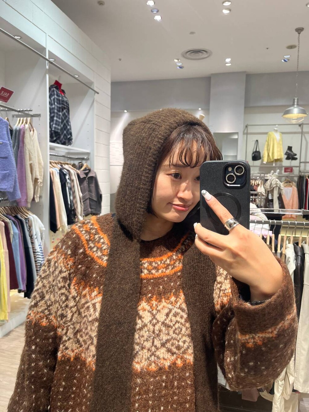 ブラウン系のニット/セーター、ブラウン系のマフラーを着用したレディースの冬コーディネートの4枚目の写真