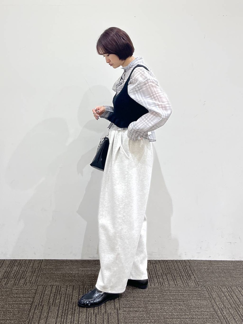 グレー系のスウェットパンツ、その他のシャツ/ブラウス、ブラック系のショルダーバッグを着用したレディースの春コーディネートの3枚目の写真