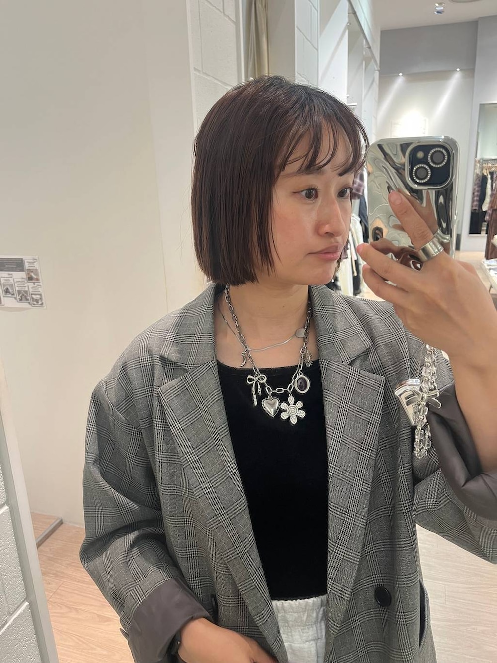 グレー系のスウェットパンツ、グレー系のテーラードジャケット、ブラック系のタンクトップを着用したレディースの秋コーディネートの3枚目の写真