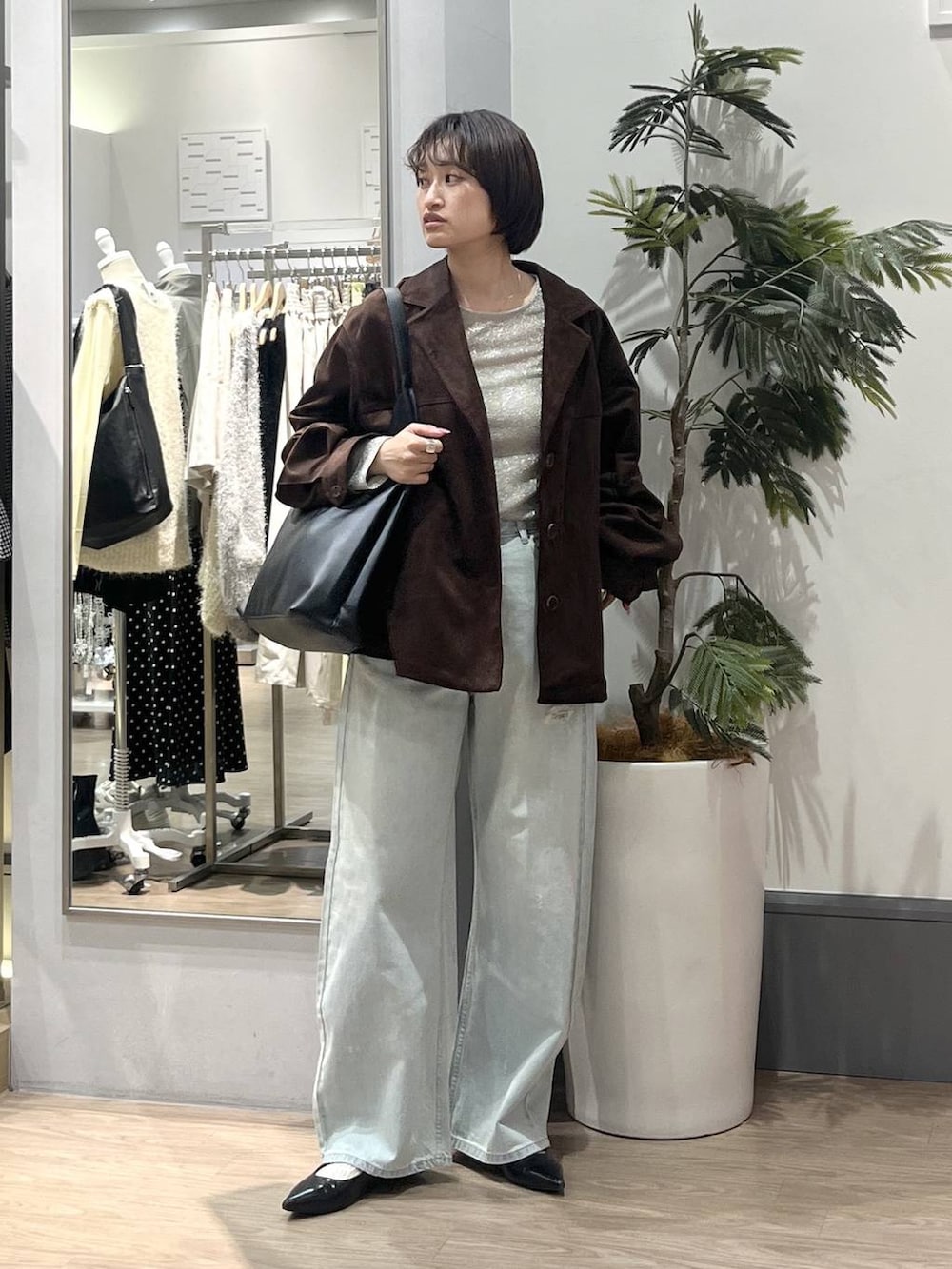 ブラック系のショルダーバッグ、ブラック系のパンプス、ホワイト系のTシャツ/カットソーを着用したレディースの冬コーディネートの2枚目の写真