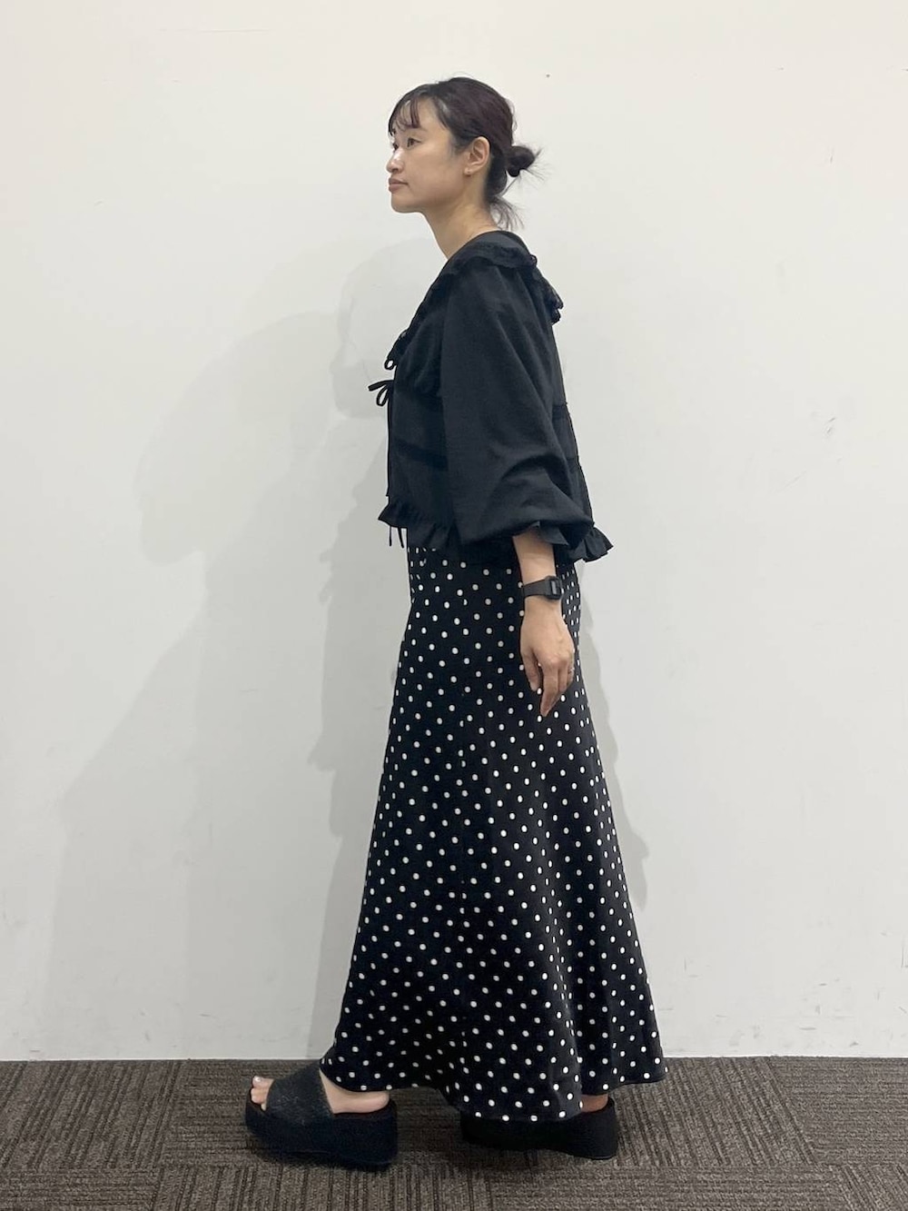ブラック系のボストンバッグ、ブラック系のシャツ/ブラウス、ブラック系のスカートを着用したレディースの夏コーディネートの4枚目の写真