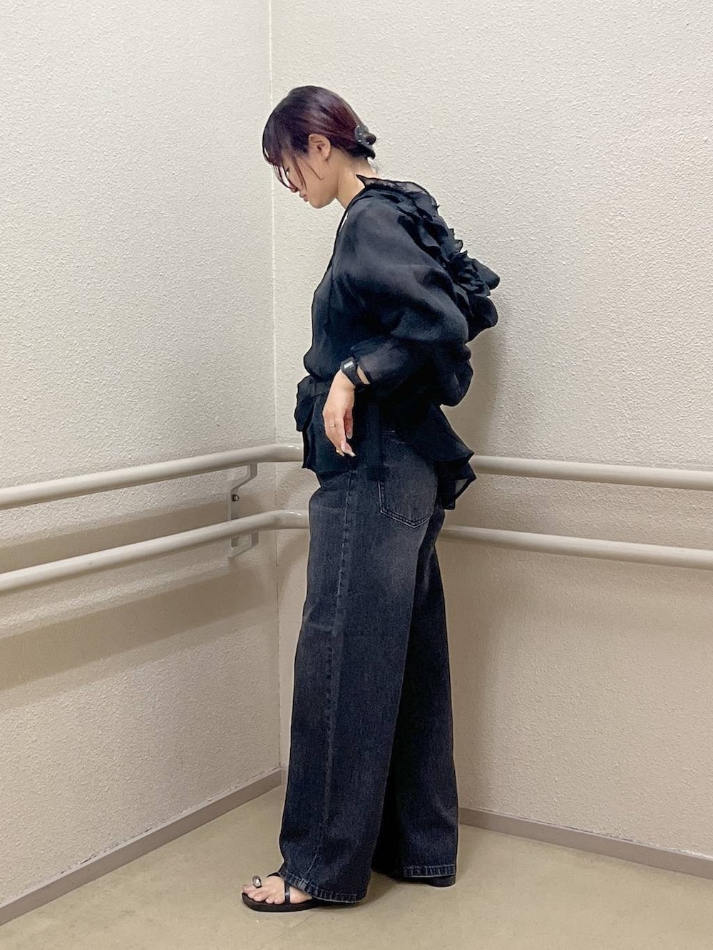 ブラック系のタンクトップ、ブラック系のシャツ/ブラウス、ブラック系のデニムパンツを着用したレディースの夏コーディネートの3枚目の写真