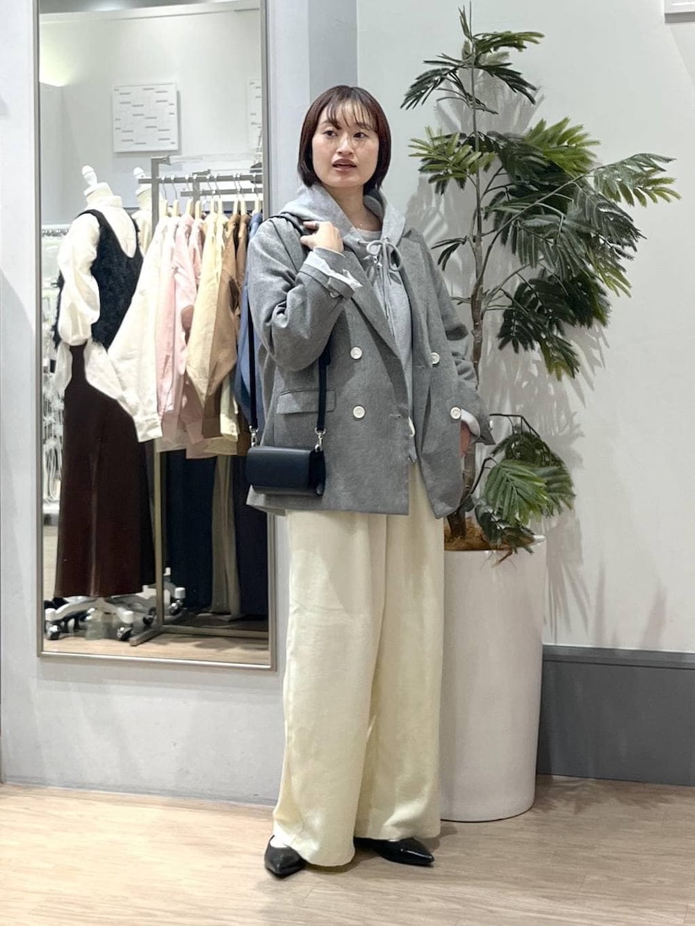 ホワイト系のTシャツ/カットソー、ブラック系のパンプス、グレー系のパーカーを着用したレディースの春コーディネートの2枚目の写真