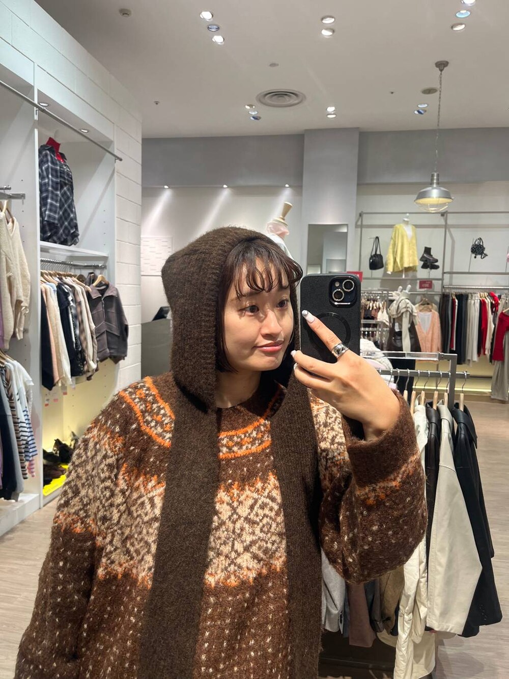 ブラウン系のニット/セーター、ブラウン系のマフラーを着用したレディースの冬コーディネートの6枚目の写真