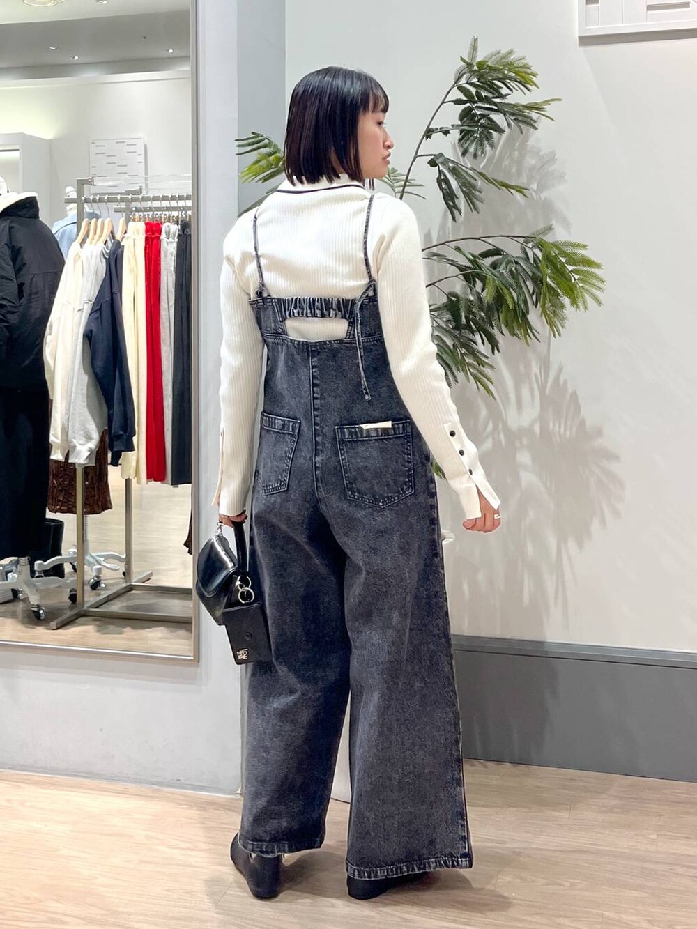 「ママコーデ、カジュアル、ベーシック/シンプル、着痩せ・細見え、ローリーズスタイル_LOWRYS FARM、LOWRYS FARM、サロペット、春コーデ、体型カバー、大人女子カジュアル_LOWRYS FARM、大人カジュアル」｜「LOWRYS FARMのＣＯＮＥデニムサロペット 247262（サロペット/オーバーオール、ブラック系）」を使った、SAKOさん（レディース・160cm）の冬コーディネートの4枚目の写真