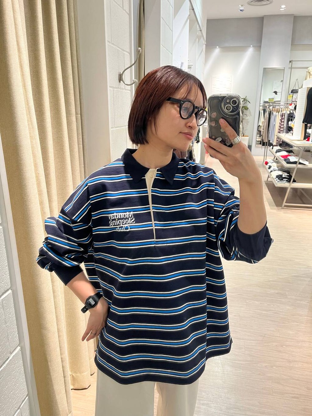 ホワイト系のその他パンツ、ブラック系のパンプス、ブルー系のTシャツ/カットソーを着用したレディースの春コーディネートの2枚目の写真