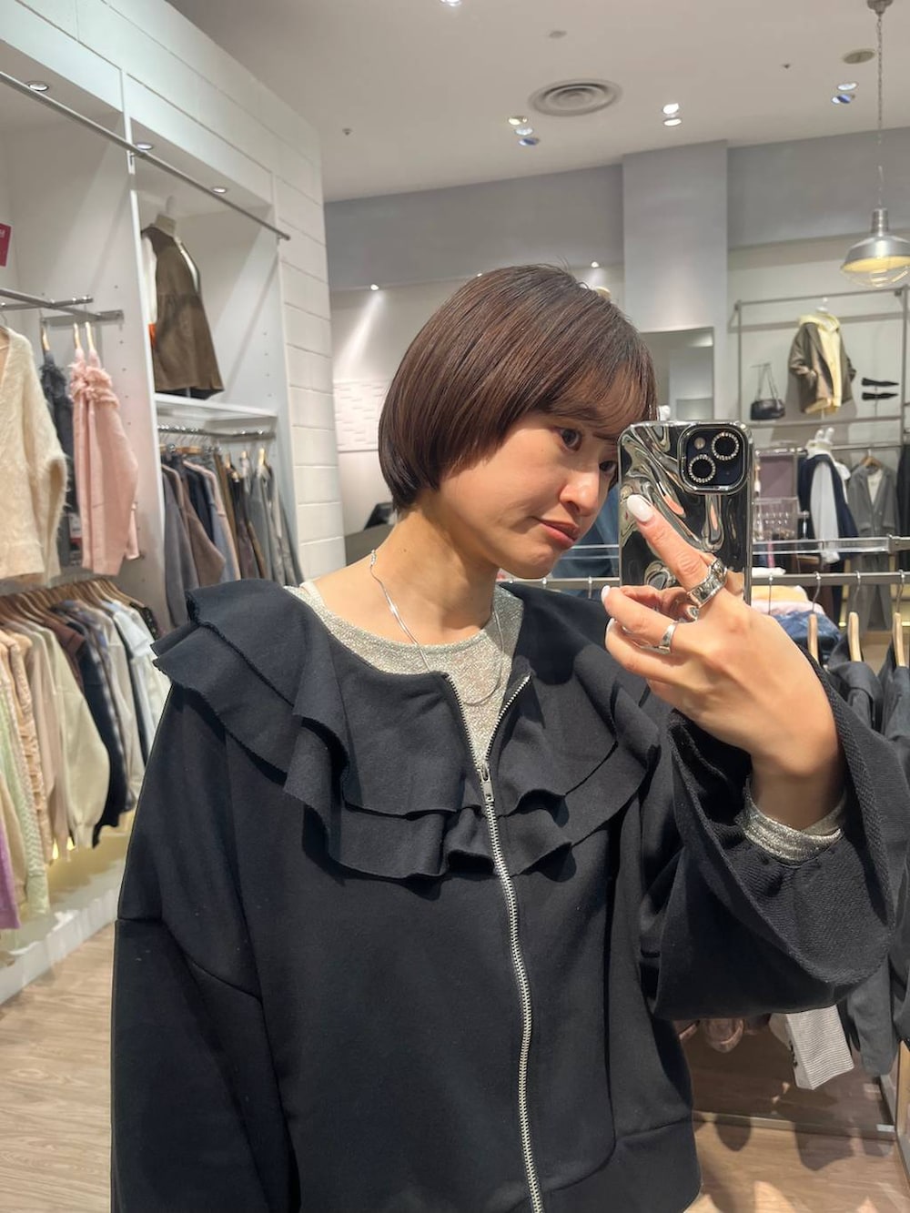 ブラック系のスウェット、ホワイト系のTシャツ/カットソーを着用したレディースの冬コーディネートの2枚目の写真