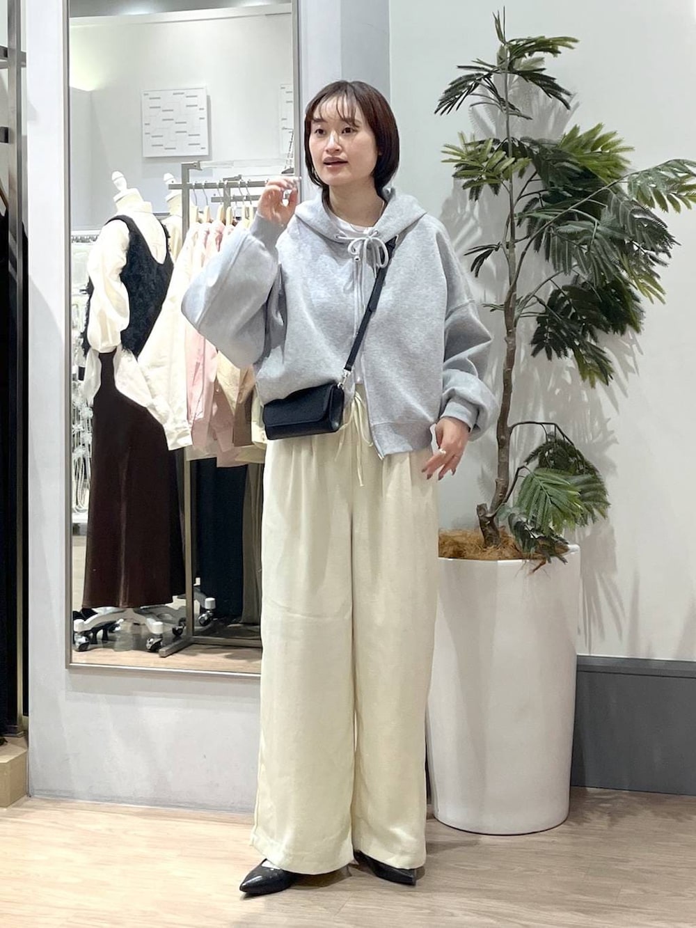 ホワイト系のTシャツ/カットソー、ブラック系のパンプス、グレー系のパーカーを着用したレディースの春コーディネートの3枚目の写真