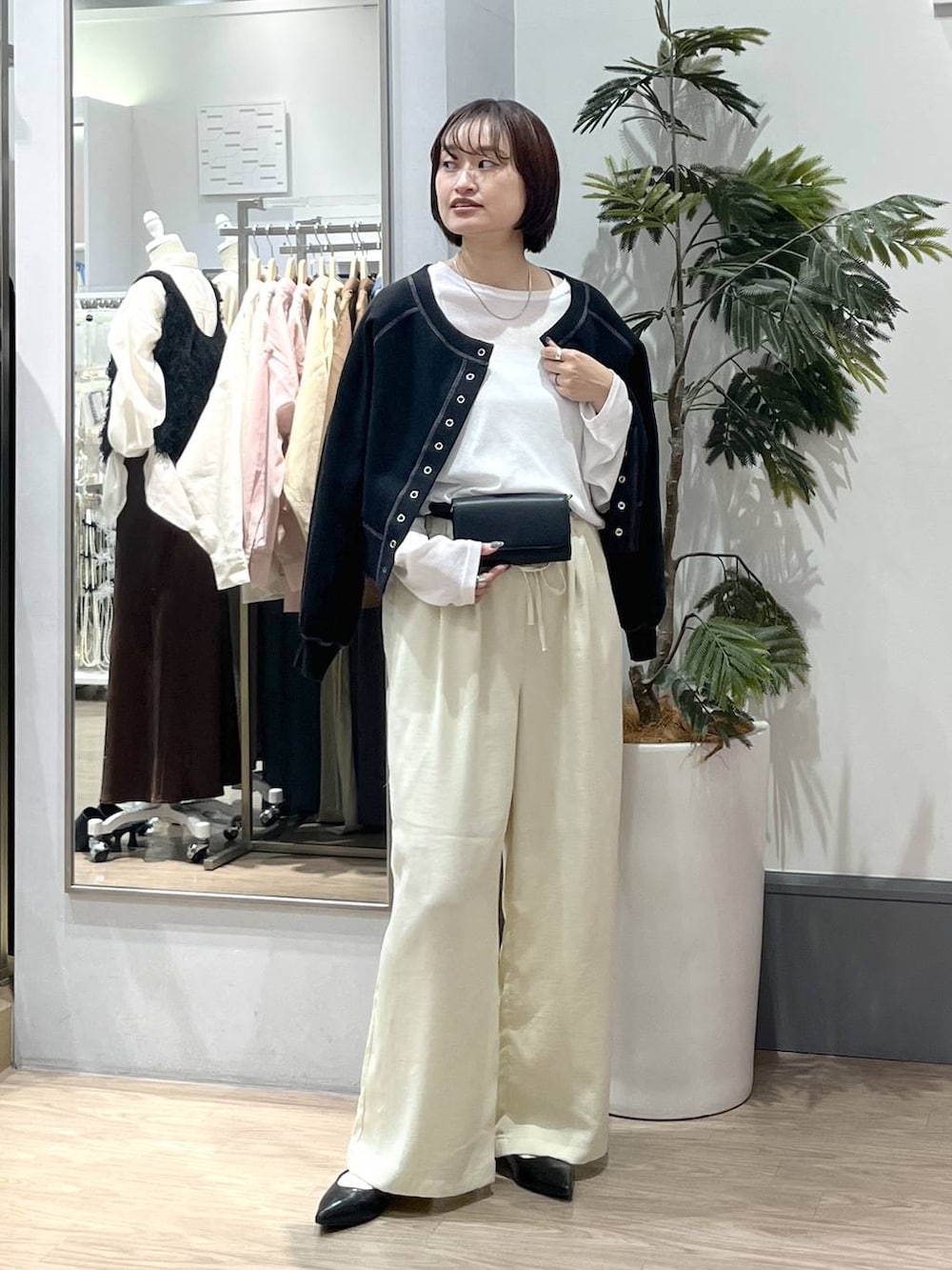 ホワイト系のTシャツ/カットソー、ブラック系のパンプス、イエロー系のその他パンツを着用したレディースの春コーディネートの3枚目の写真