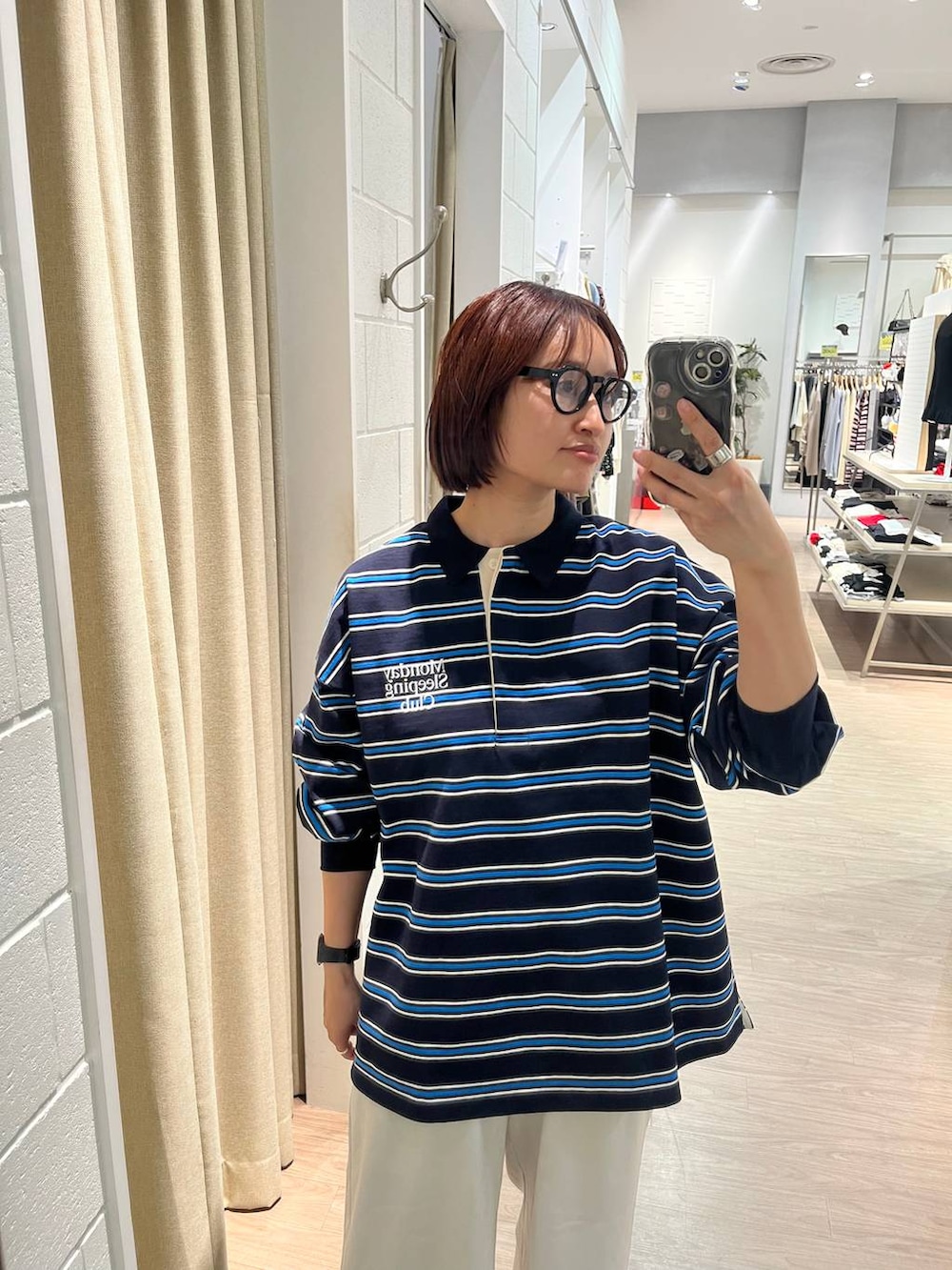 ホワイト系のその他パンツ、ブラック系のパンプス、ブルー系のTシャツ/カットソーを着用したレディースの春コーディネートの3枚目の写真