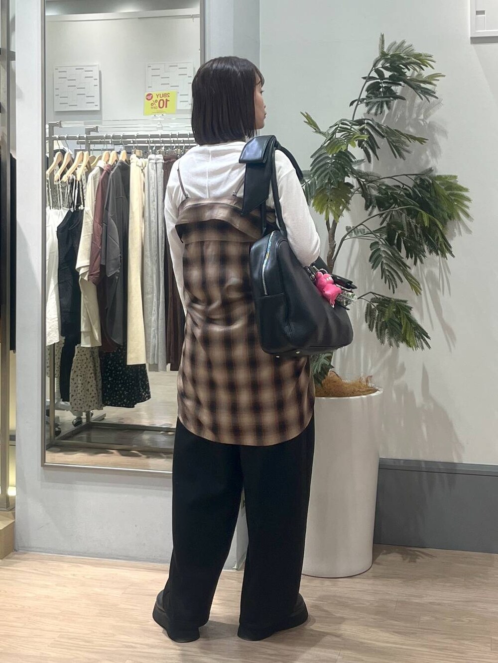 ブラック系のスウェットパンツ、ブラウン系のシャツ/ブラウス、ブラック系のサンダルを着用したレディースの夏コーディネートの4枚目の写真