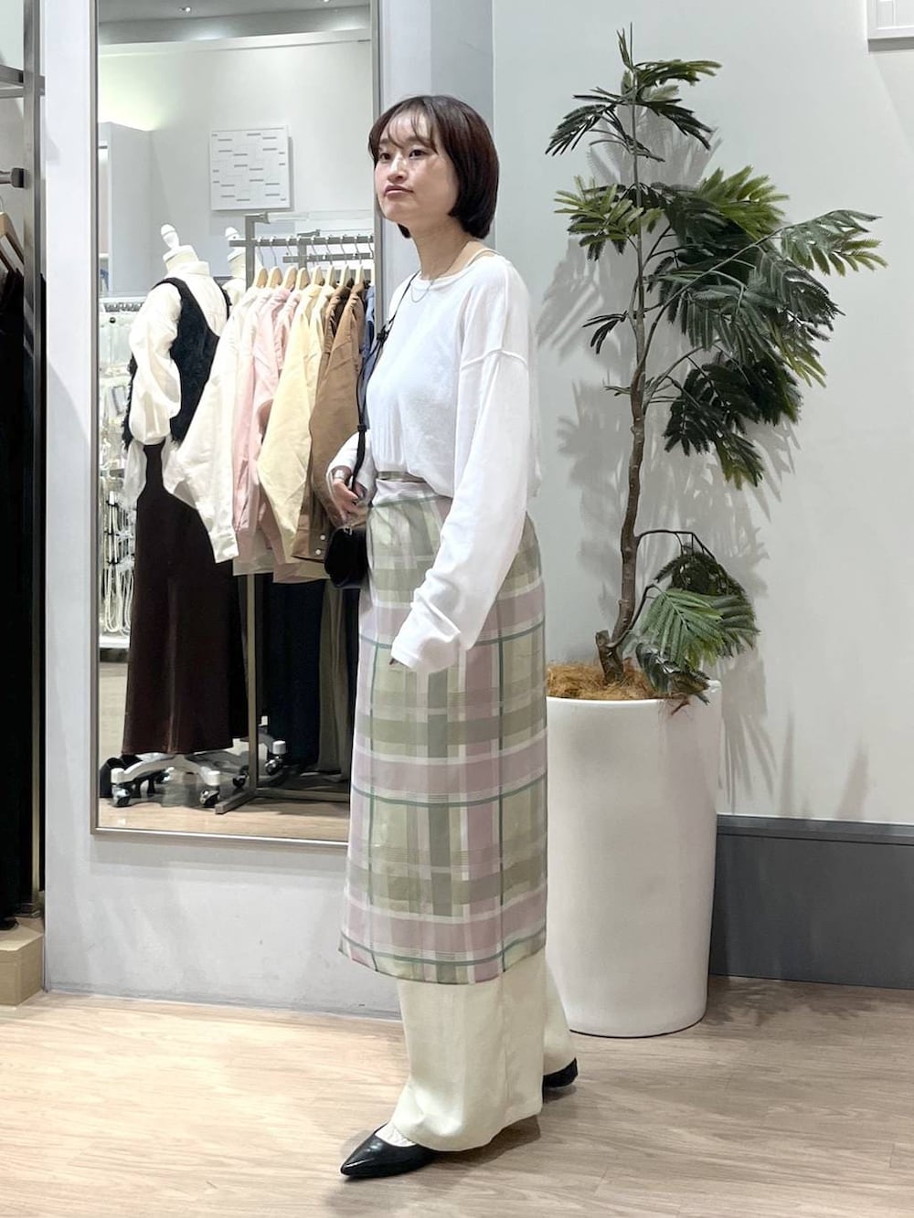 ホワイト系のTシャツ/カットソー、ブラック系のパンプス、イエロー系のその他パンツを着用したレディースの春コーディネートの3枚目の写真