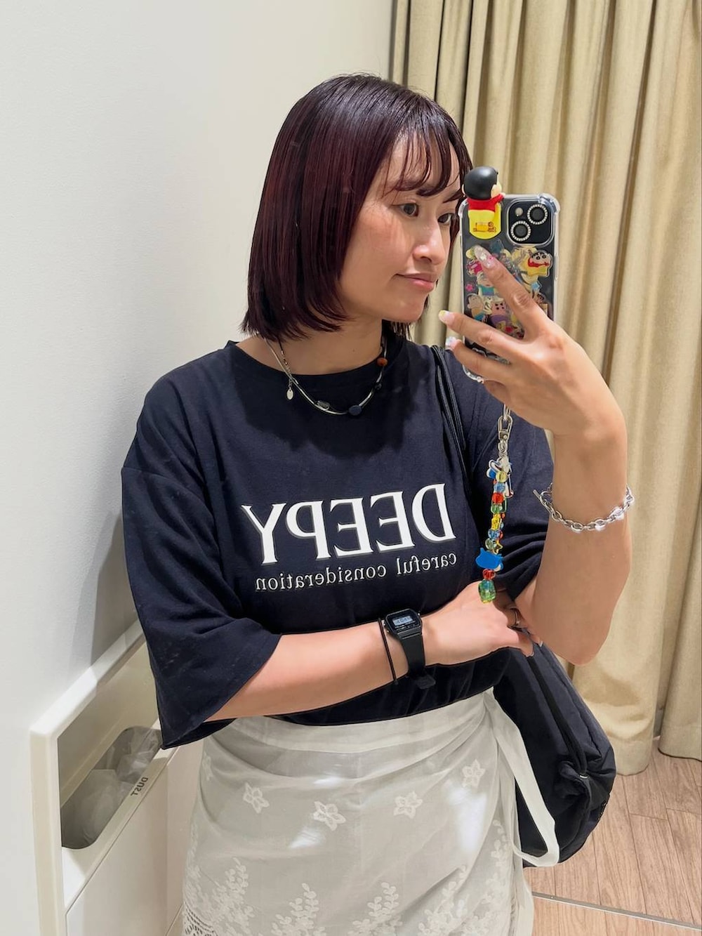 ブラック系のTシャツ/カットソー、ベージュ系のデニムパンツ、ブラック系のサンダルを着用したレディースの夏コーディネートの2枚目の写真