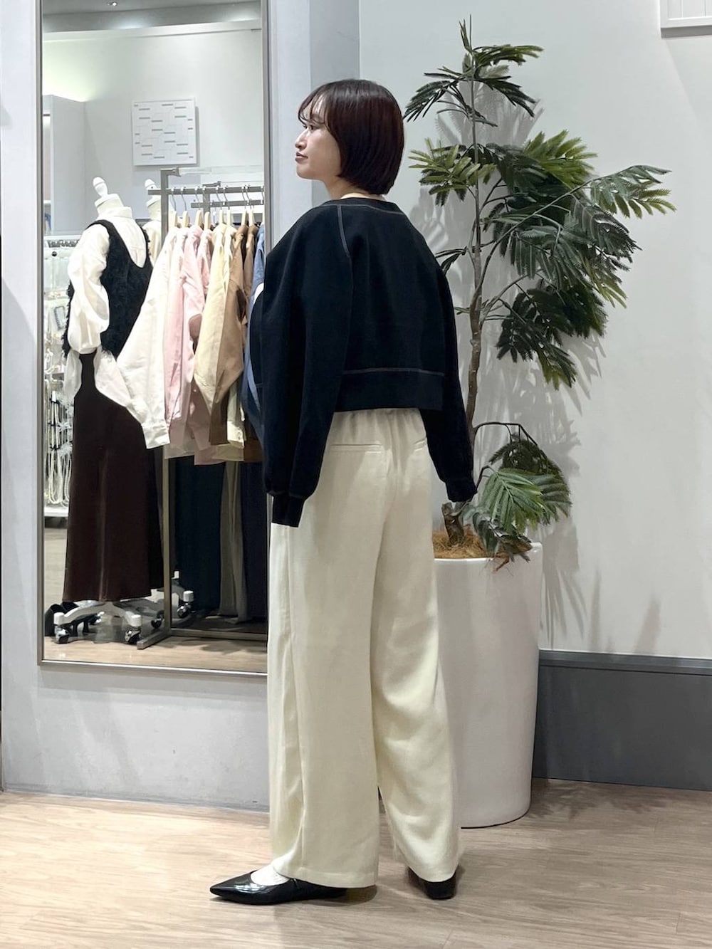 ホワイト系のTシャツ/カットソー、ブラック系のパンプス、イエロー系のその他パンツを着用したレディースの春コーディネートの6枚目の写真