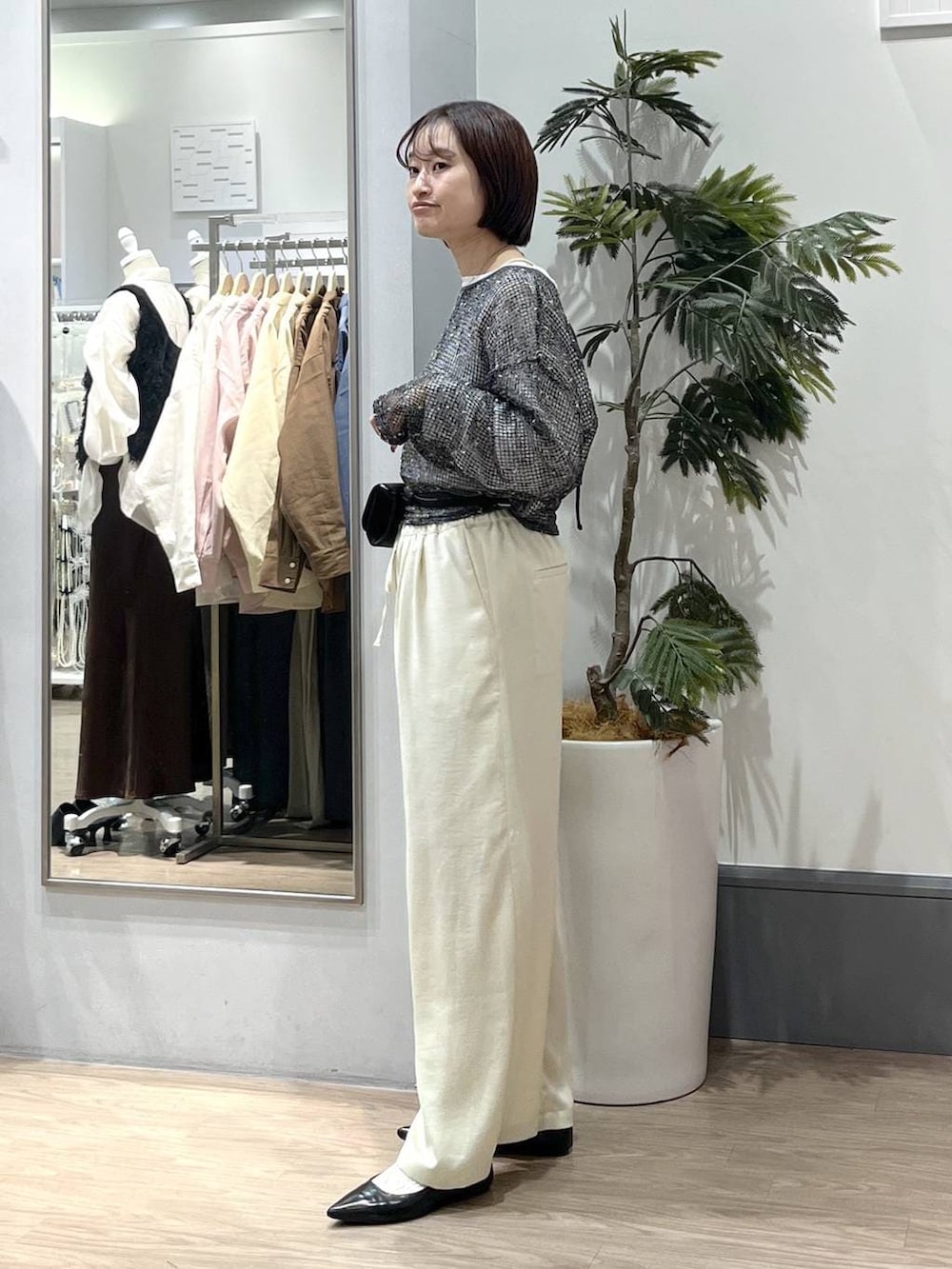 ホワイト系のTシャツ/カットソー、ブラック系のパンプス、イエロー系のその他パンツを着用したレディースの春コーディネートの4枚目の写真