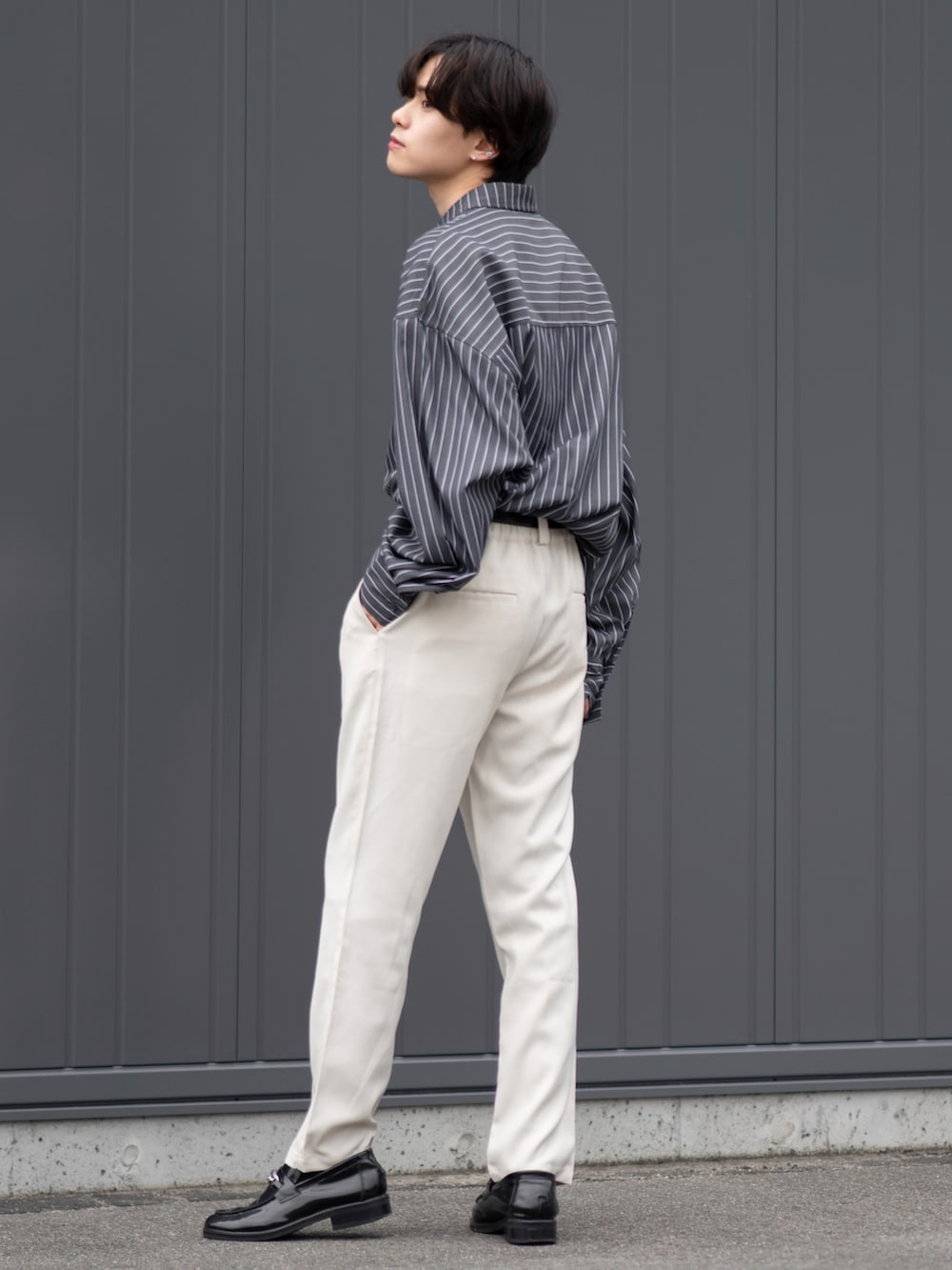 「シャツスタイル、ビッグシルエット、タックイン、ミニバッグ、白パンツ、ローファー、スラックス、ショルダーバッグ、ストライプ、はじめましてコーデ」|「CLELの【CLEL】TR Loose Soutien Collar Coat / TR ルーズ ステンカラーコート(ステンカラーコート、グレー系)」を使った、SHOTAさん(メンズ・176cm)の春コーディネートの3枚目の写真
