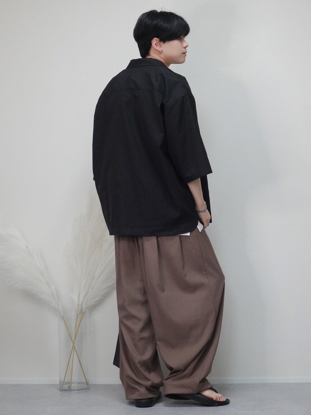 ブラック系のバッグ、ブラック系のシャツ/ブラウス、ブラウン系のその他パンツを着用したメンズの春コーディネートの2枚目の写真